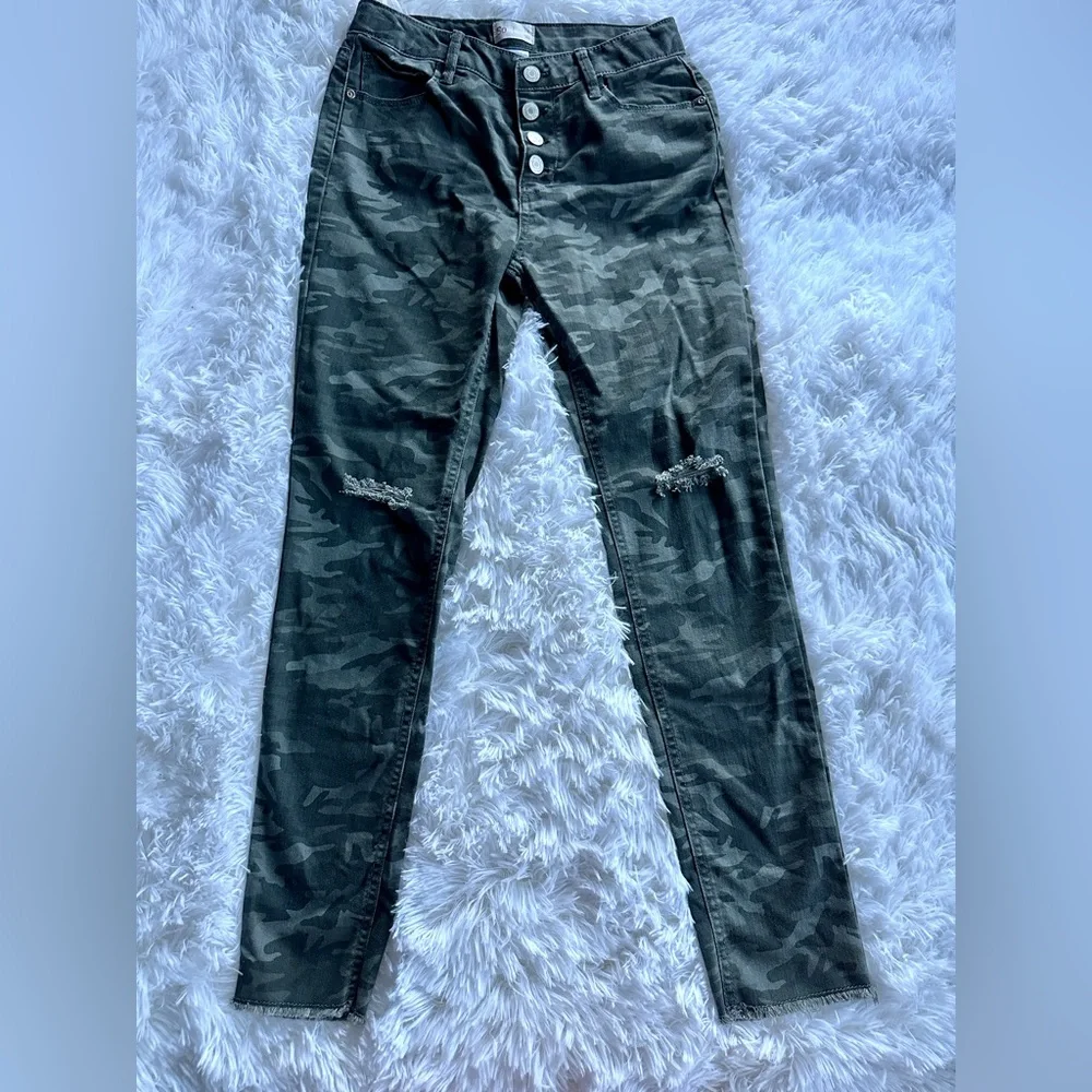 SO Girls Jeans Camo distressed holes Skinny Jeans Size 14 Green Denim like new